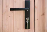 Deur Douglas hout rechtsdraaiend buitenmaat 90x201cm met glas en zwart deurbeslag