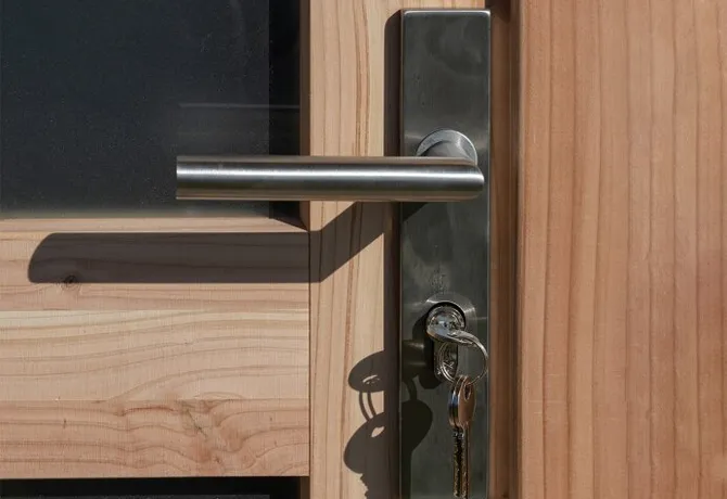 Deur Douglas hout rechtsdraaiend buitenmaat 90x201cm met glas en RVS deurbeslag